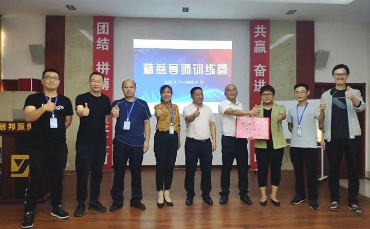 老師為山東金格瑞表現(xiàn)突出的隊伍頒發(fā)榮譽(yù)證書.jpg