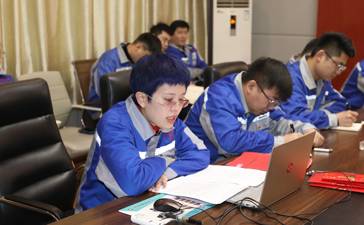 李主任對(duì)2023年度營(yíng)銷(xiāo)激勵(lì)措施進(jìn)行宣貫，并動(dòng)員全體員工要以飽滿(mǎn)的熱情投入到營(yíng)銷(xiāo)工作中去，全力以赴，奮勇?tīng)?zhēng)先。.jpg